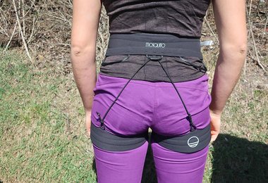 Hinten ist ein dünner Gummi für die Beinschlaufen und noch eine kleine, mittige Schlaufe am Mosquito Klettergurt angebracht.