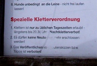 Auf dieser steht die "Spezielle Kletterverordnung" = keine Routenskizzen und Topos sollen veröffentlicht werden