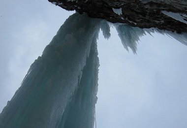 Spiel mit dem Feuer - riesen Eissäule