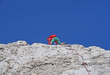 Der Arcteryx Alpha FL 30 liegt beim Klettern gut auf dem Rücken an.