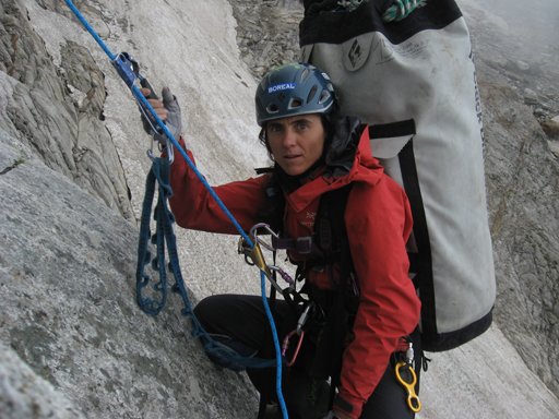 Jümarn mit Haulbags vom Wandfuß zu Camp 1 in der Wand @ Sìlvia Vidal