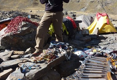 Stefan beim Materialcheck im Basislager