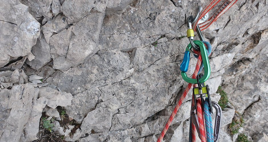 Beim alpinen Klettern mit dem HMS RONDO Slide-Autolock Karabiner.