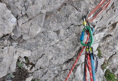 Beim alpinen Klettern mit dem HMS RONDO Slide-Autolock Karabiner.