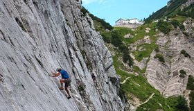 Klettern am Wildangerwandl - hinten das Stripsenjoch Haus