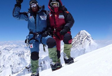 Gerlinde Kaltenbrunner und Ralf Dujmovits am Hauptgipfel des Broad Peaks c David Göttler