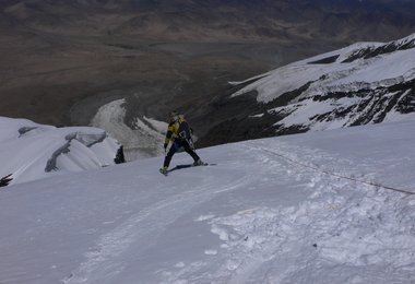 Unten wird dann am Koskulak, 7028 m mit Skiern abgefahren.