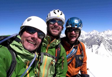 Drifika - auf dem Gipfel, im Hintergrund K2 und Broadpeak