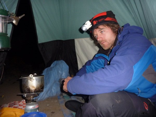 Erschöpft und gezeichnet im Zelt