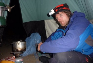 Erschöpft und gezeichnet im Zelt