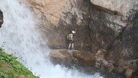 Der Weg hinter bzw. im Nahbereich des Wasserfalls kann sehr rutschig sein!