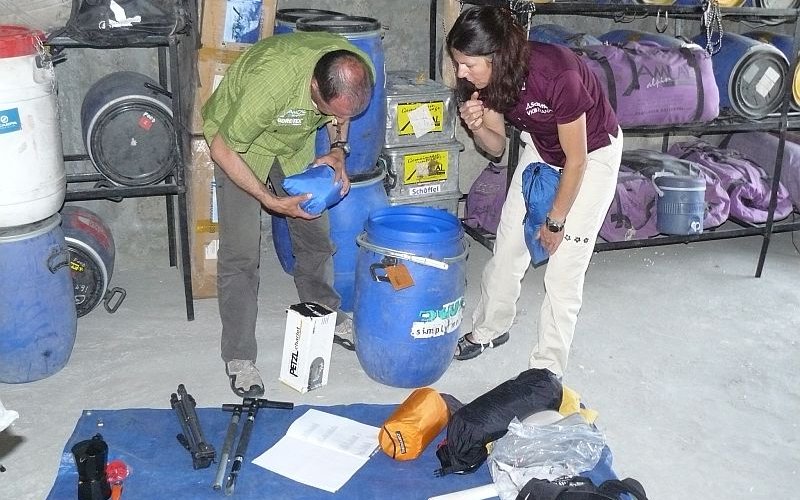 Packarbeiten im AMICAL-Store in Skardu © A. Bawart