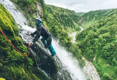 Sawanobori - James Pearson und Yuri Hirayama klettern 'durch' den höchsten japanischen Wasserfall (c) TNF