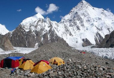 Unser Basislager auf der Mittelmoräne des Godwin-Austen-Gletschers