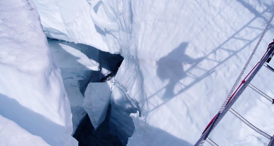 Leiterbrücke im Khumbu Gletscher