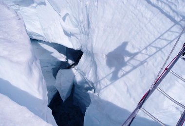 Leiterbrücke im Khumbu Gletscher