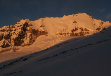 Ortsveri (4350m) Nordostwand im Morgenlicht (Foto: Andi Riesner)