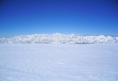 Das riesige Gipfelplateau mit Shisha Pangma im Hintergrund
