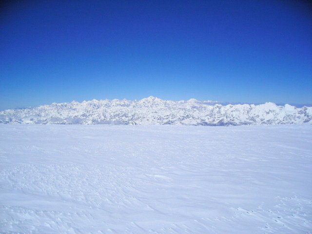 Das riesige Gipfelplateau mit Shisha Pangma im Hintergrund