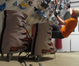 Reloaded - Eisgeräte werden ausschließlich mit den Händen belastet und auf den Steigeisen befindet sich kein Fersensporn. Foto: Klaus Kranebitter