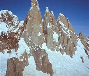 Der eindrucksvolle Felssporn des Cerro Torre