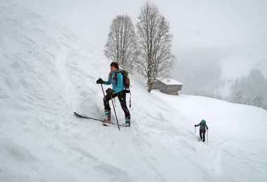 Beim Skitourengehen hält die Außenhaut auch Schneefall ganz gut ab.