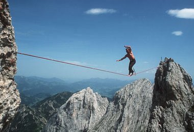 Alexander Huber auf der Highline im Wilden Kaiser - Foto: Michael Meisl