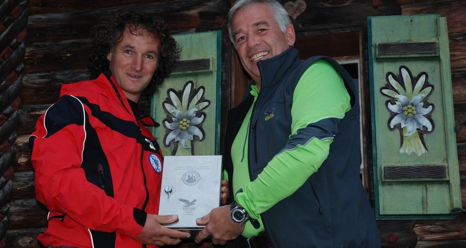 Im Bild Toni Stocker, Präsident der Südtiroler Berg- und Skiführer mit Heiner Oberrauch, Präsident der OberAlp-SALEWA AG und Gründer der "SALEWA Stiftung".