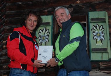 Im Bild Toni Stocker, Präsident der Südtiroler Berg- und Skiführer mit Heiner Oberrauch, Präsident der OberAlp-SALEWA AG und Gründer der "SALEWA Stiftung".
