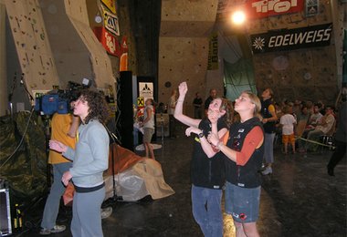 Angela Eiter und Katharina Saurwein beim Besichtigen der Finalroute