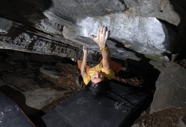 Barbara beim Bouldern; Foto: Radek Capek