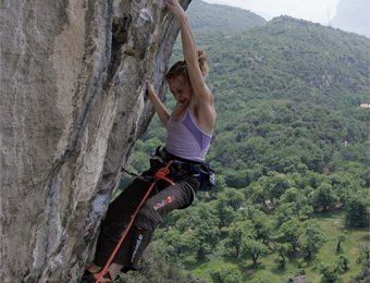 Angela Eiter in Claudio Cafe 8c+; Foto: Bernie Ruech