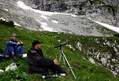 Thomas und Franz - mit dem Fernrohr auf ihrem Aussenposten.