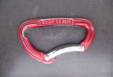 Der Unfallkarabiner mit dem tiefen Einschnitt, der durch Abrieb enstanden ist. Foto: CHS