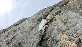 Florian Riegler in der 1. Seillänge von "Die Brücke von Khazad -Dûm" (M8+) (c) Rieglerbrothers