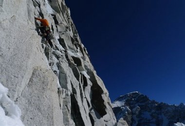 Simon in der Felsbarriere 7100m Tag 4  © Anthamattens