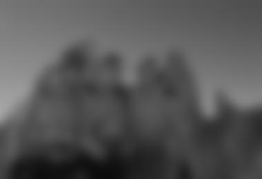 Gipfelfoto auf dem El Mocho: V.l. Stephan Ruoss, Mario ARnold, Dani Arnold. Im Hintergrund: V.l. Fitz Roy und Poincenot (c) visualimpact.ch | Mario Arnold