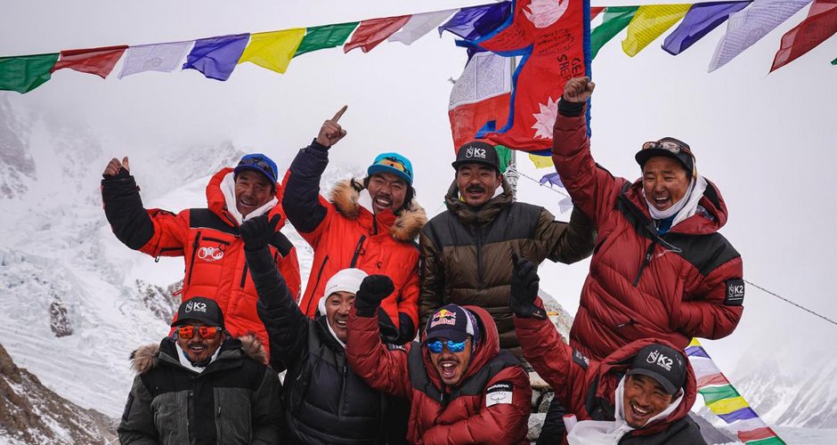 Nirmal “Nims” Purja, Dawa Tenji Sherpa (team MG), Mingma G, Dawa Temba Sherpa and Pem Chiri Sherpa, Mingma David sherpa, Mingma Tenzi Sherpa, Nimsdai Purja und Gelje Sherpa bei der Puja ceremony vor dem Gipfelversuch  am K2 on January 5, 2021 (c) Nimsdai 