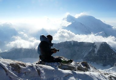 Bei schönster Abendstimmung filmt Ralf am Makalu La; im Hintergrund Lhotse Shar und Everest Bild: © Roberto Rojo