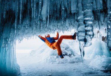 Dani Arnold klettert über dem tiefsten See der Welt (c) Mammut/Thomas Monsorno