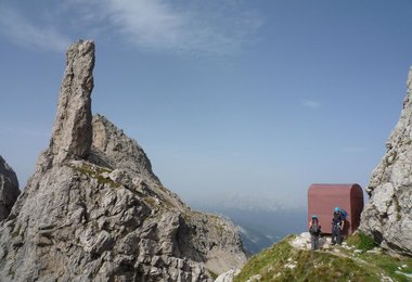Die kühne Felsnadel der Gusela mit dem Biavacco delle Bernardina (2320 m) (c) Andreas Jentzsch