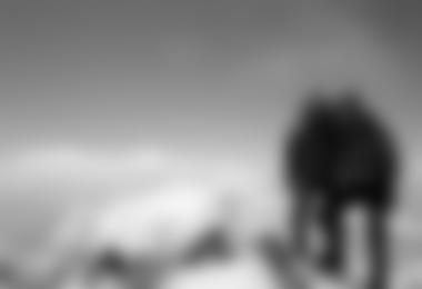 Das Bergsteigerpaar Stitzinger und von Melle am höchsten Punkt während des ersten Gipfelgangs. Foto: Archiv Stitzinger
