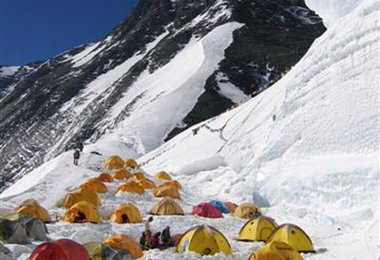 Das Lager am Nordcol 7066 m Foto copyright by Fritz Klausner/St. Johann i.T.