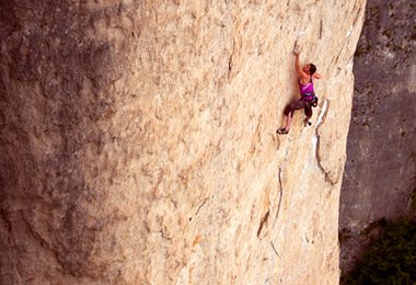 Martina Cùfar in der headwall der Damen Infinity Lane © Sam Blé