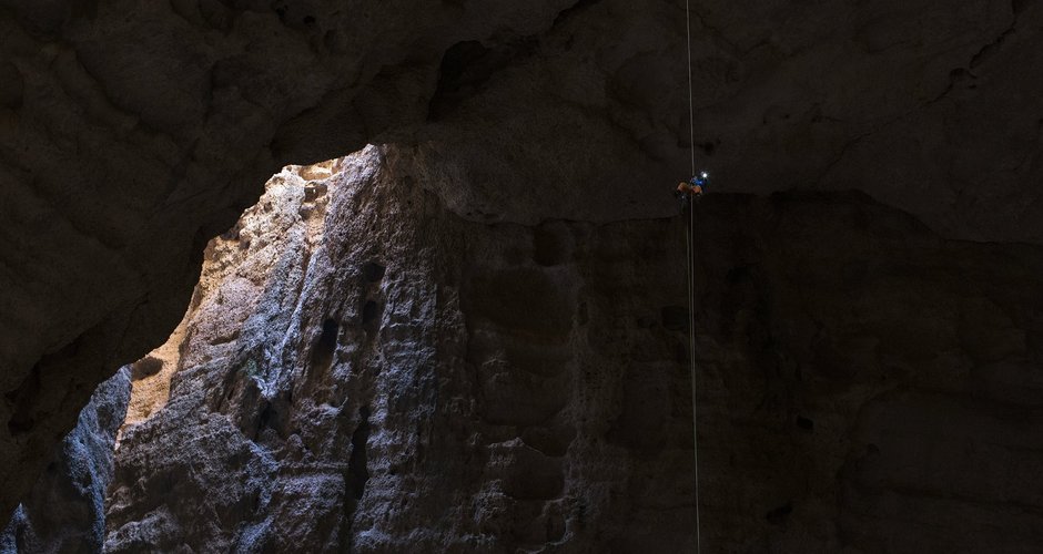 Stefan Glowacz in längsten Höhlendach der Welt (c) Klaus Fengler
