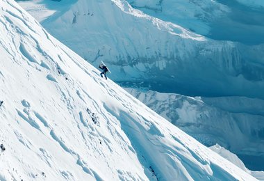 Andrzej Bargiel climbing to the summit of Mount Everest before descending on skis to Everest Base Camp on September 22, 2025. (c) Bartłomiej Bargiel / Red Bull Content Pool