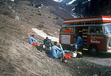 Die Bergsteiger bei ihrem Begleitfahrzeug 1971 (c) Klaus Hoi / Red Bull Content Pool