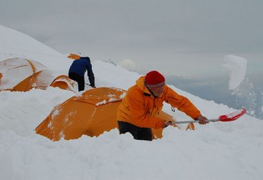 Rolf schaufelt was das Zeug hält