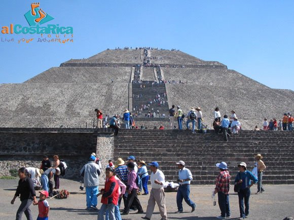 Bei den Sonnenpyramiden