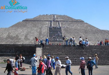 Bei den Sonnenpyramiden